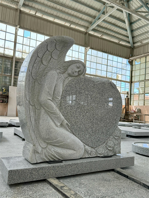 Tombstones Love และ Cross Tombstones ถูกส่งไปยังโรมาเนีย