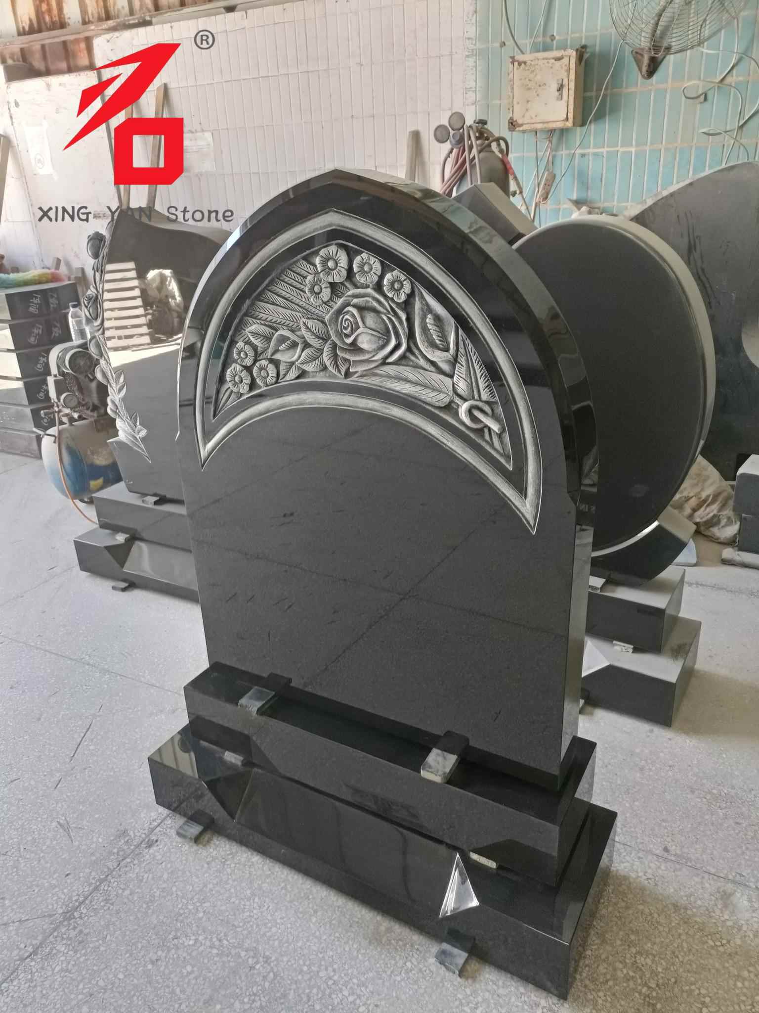 หลุมฝังศพแกะสลักดอกกุหลาบ, หลุมฝังศพโค้งหินแกรนิตสีดำ